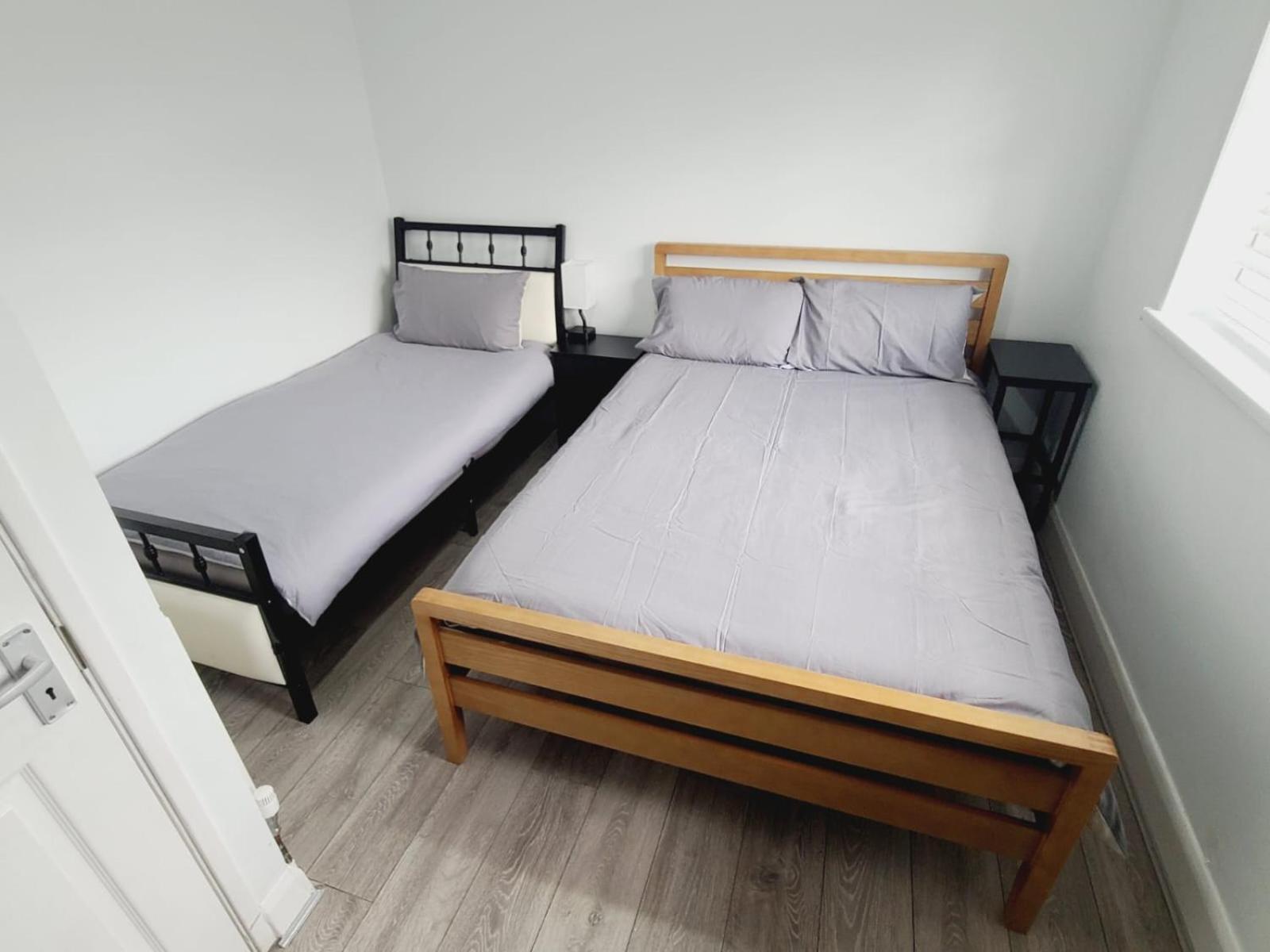 Roomz-Gatwick-London-Airport Parking-Travel Service Ifield Exteriér fotografie