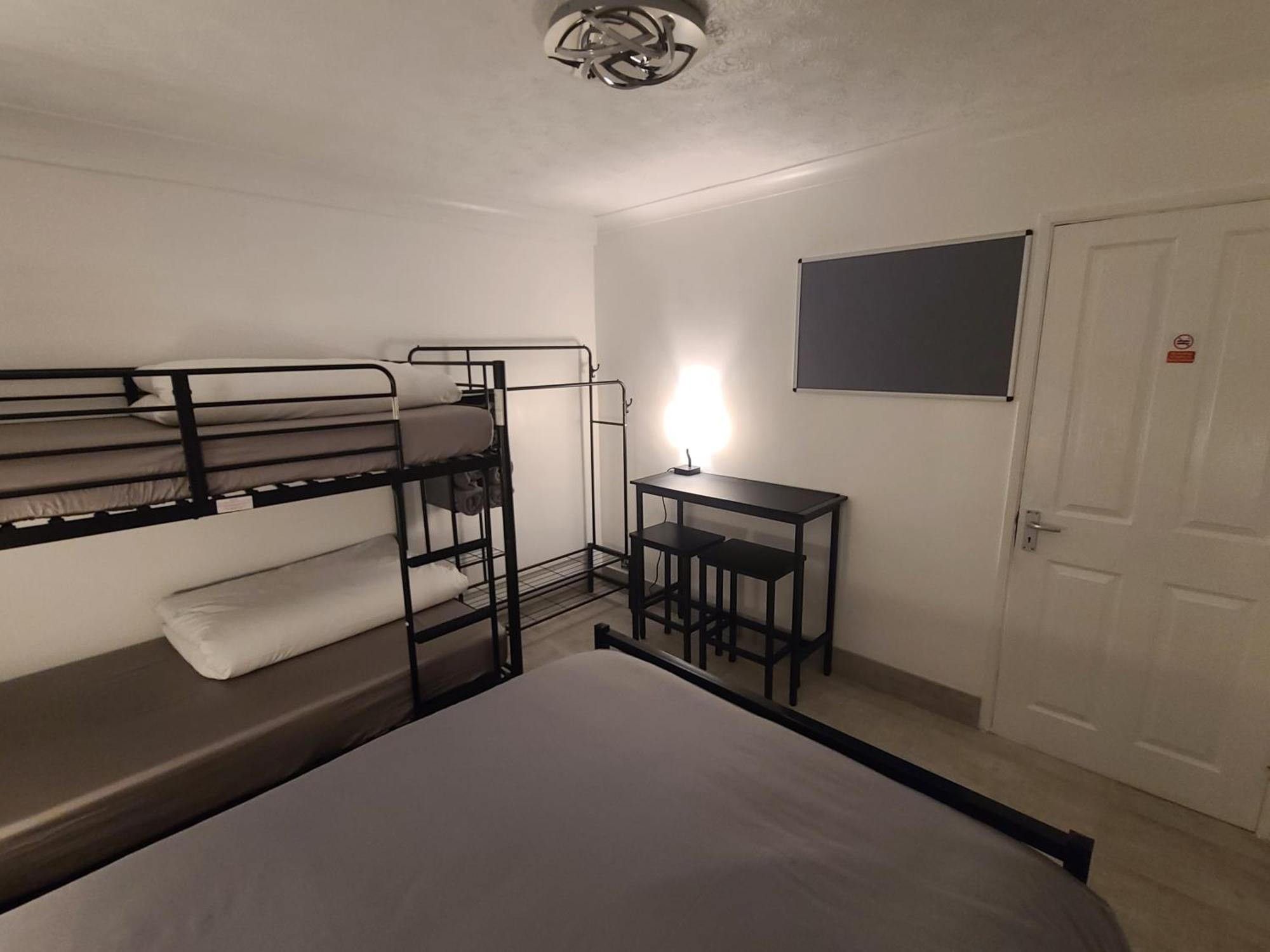 Roomz-Gatwick-London-Airport Parking-Travel Service Ifield Exteriér fotografie