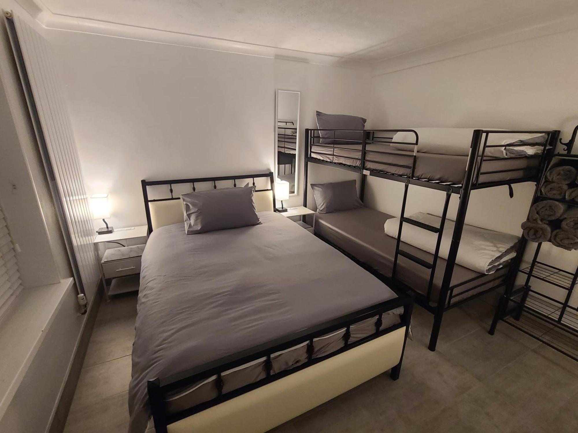 Roomz-Gatwick-London-Airport Parking-Travel Service Ifield Exteriér fotografie